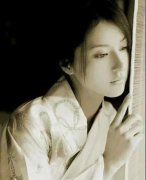 那一瞬間，悲涼的情緒從心底緩慢地?cái)U(kuò)散出來(lái)